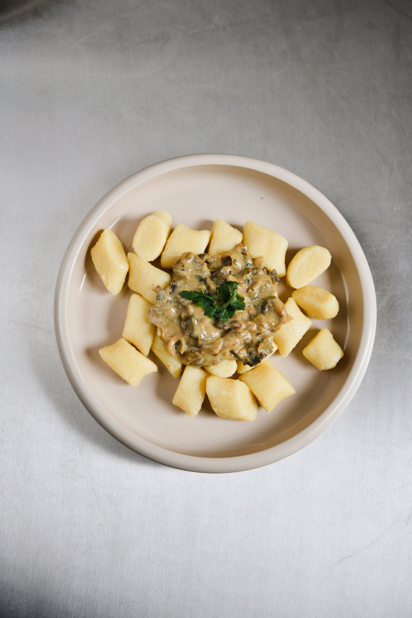 vegan sour soup with smoked tofu, potatoes, horseradish and cashew cream 500 ml